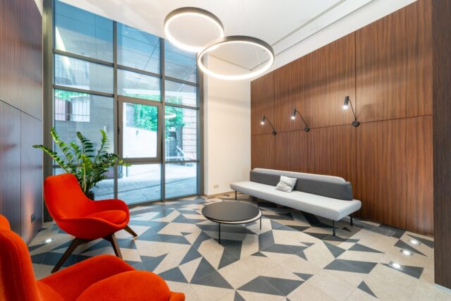 2. 自然人購置之住宅座落於台中市,買賣價為4千萬元,金融機構鑑價為3千萬元,是否應適用本規定,如何計算貸款額度?