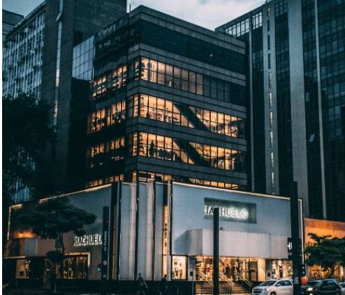 新板特區豪宅驚見「防颱咒」貼整面牆 社區聲稱防疫需求遭打臉