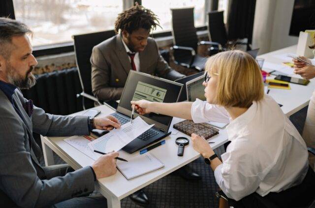 二十一、企業之代表人或負責人為法人或法人代表人，是否可申請本項貸款?