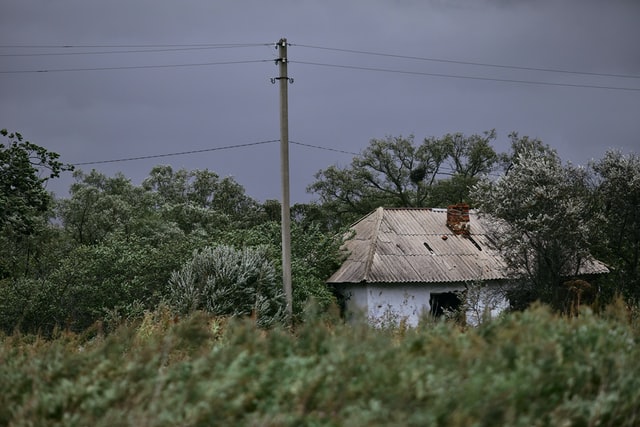 Q379：請問兄妹共同持有一個舊屋，屋子沒貸款，沒抵押，沒欠債，兄要轉讓屋子的名字妹妹，因為當時妹妹有贊助哥哥買房子，哥哥就將之前老屋的共同持有轉給妹妹，這樣要辦理買賣還是贈與？