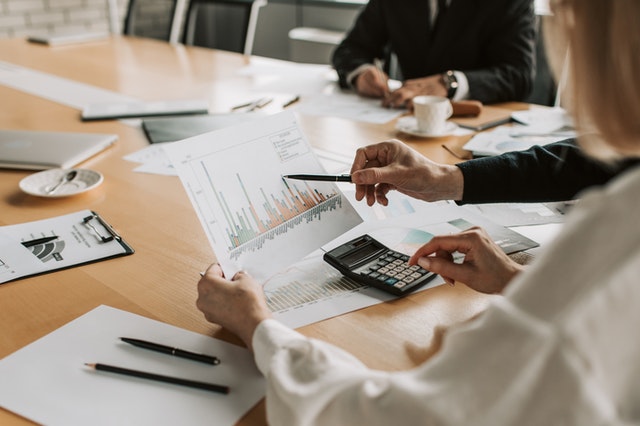 Q635：貸款額度是月收入x0.6，若夫妻其中一人提出申請，能否配偶附加薪資證明增加月收入以提升貸款額度？