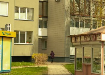 Q1465：目前打算買一間房子，但是這棟大樓管委會最近換了一批社區新管理人員，現在不知道什麼糾紛前管理人員對管委會提高賠償400萬。這會影響整社區的所有權人嗎？