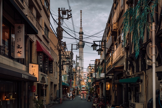 三十三、什麼是基本居住水準？什麼是平均每人居住樓地板面積未達基本居住面積標準？什麼是未具備衛浴設備？