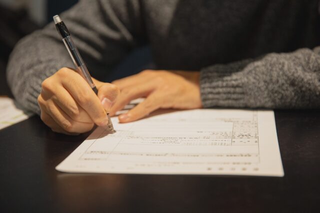 Q128：請問如果我為了以後房子交屋可以順利貸款，做借名登記在姊姊或是姊夫身上，現在開始每個月從我的網銀固定匯款到我姊姊帳號做金流……