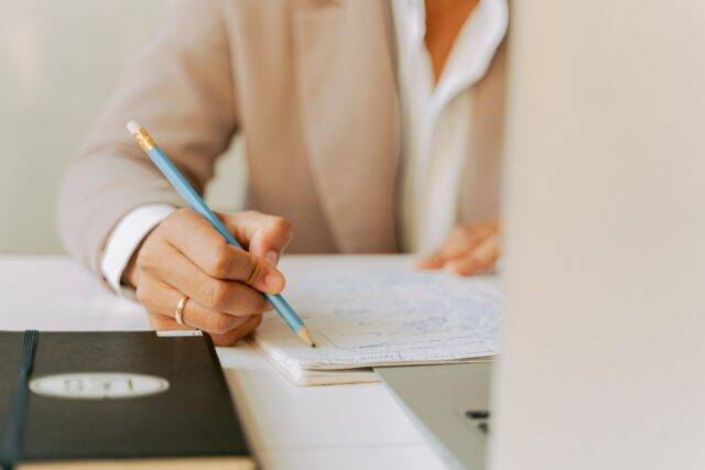 二十二、甲公司登記之代表人為自然人A，但自然人A 為乙公司所推派之法人代表，自然 人A 是否符合本項貸款對象?