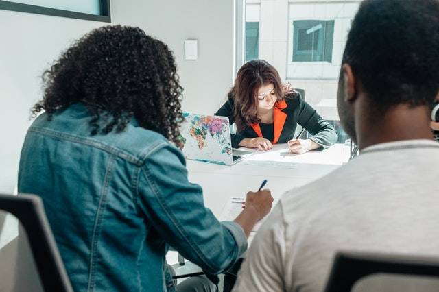 七十二、甲企業於114 年10 月獲貸本項貸款週轉性支出60 萬元時，承貸金融機構未徵提 保證人，甲企業負責人A 於115 年1 月另以亦擔任負責人之乙企業申請本項貸款 週轉性支出40 萬元，承貸金融機構是否可徵提保證人? 如申請週轉性支出100 萬 元，承貸金融機構是否可徵提保證人?